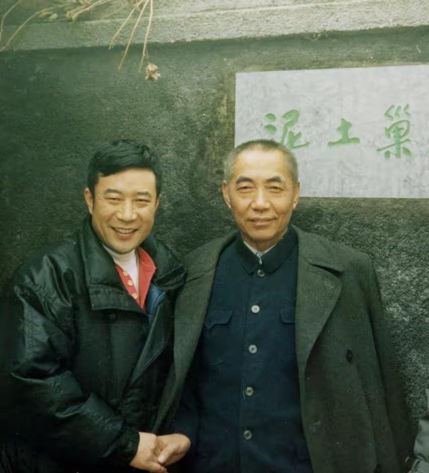 那年，著名演员李雪健专程到河北省三河县“泥土巢”，r拜访《艳阳天》和《金光大道》