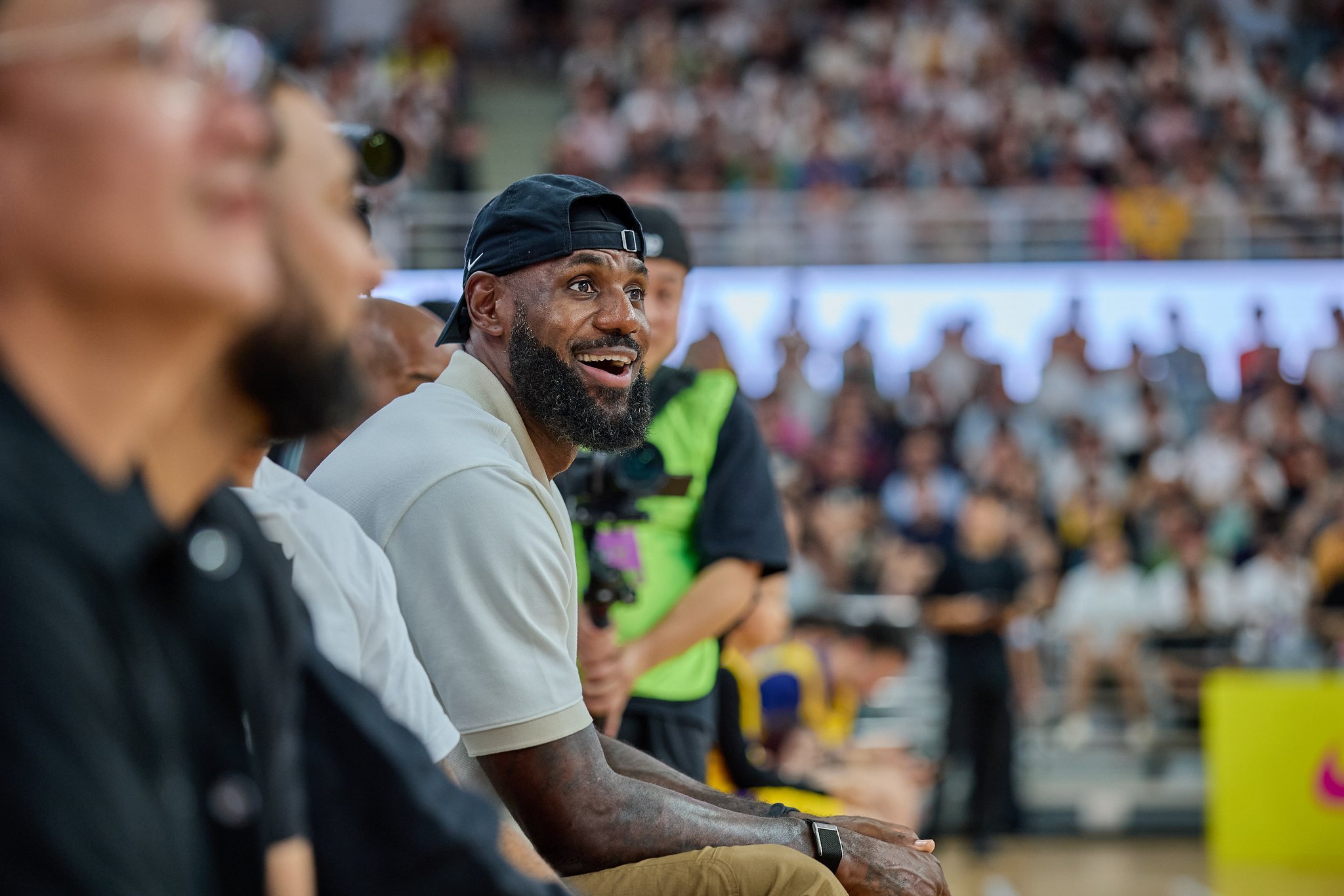 上海交大官推发文：猜猜今天谁参观了上海交通大学？9月4日，NBA传奇勒布朗·詹姆