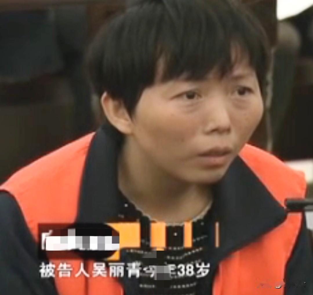 女教师靠近学生，想指导他画画，但学生说：不要靠近我，你身上臭的。女教师眼内寒光闪