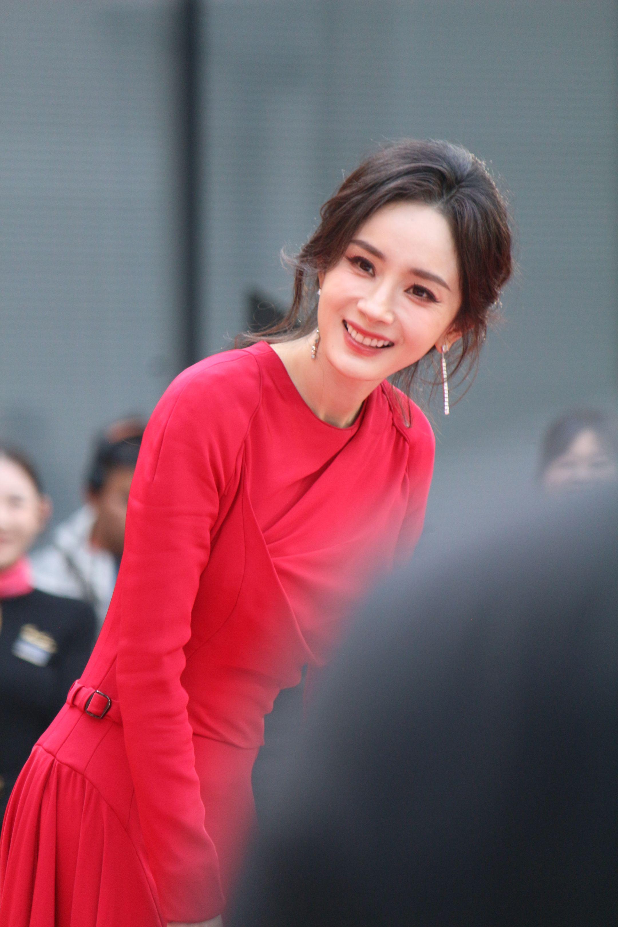 杨幂月牙笑生图。20260115雅诗兰黛活动 生图18P 明媚红裙 好...