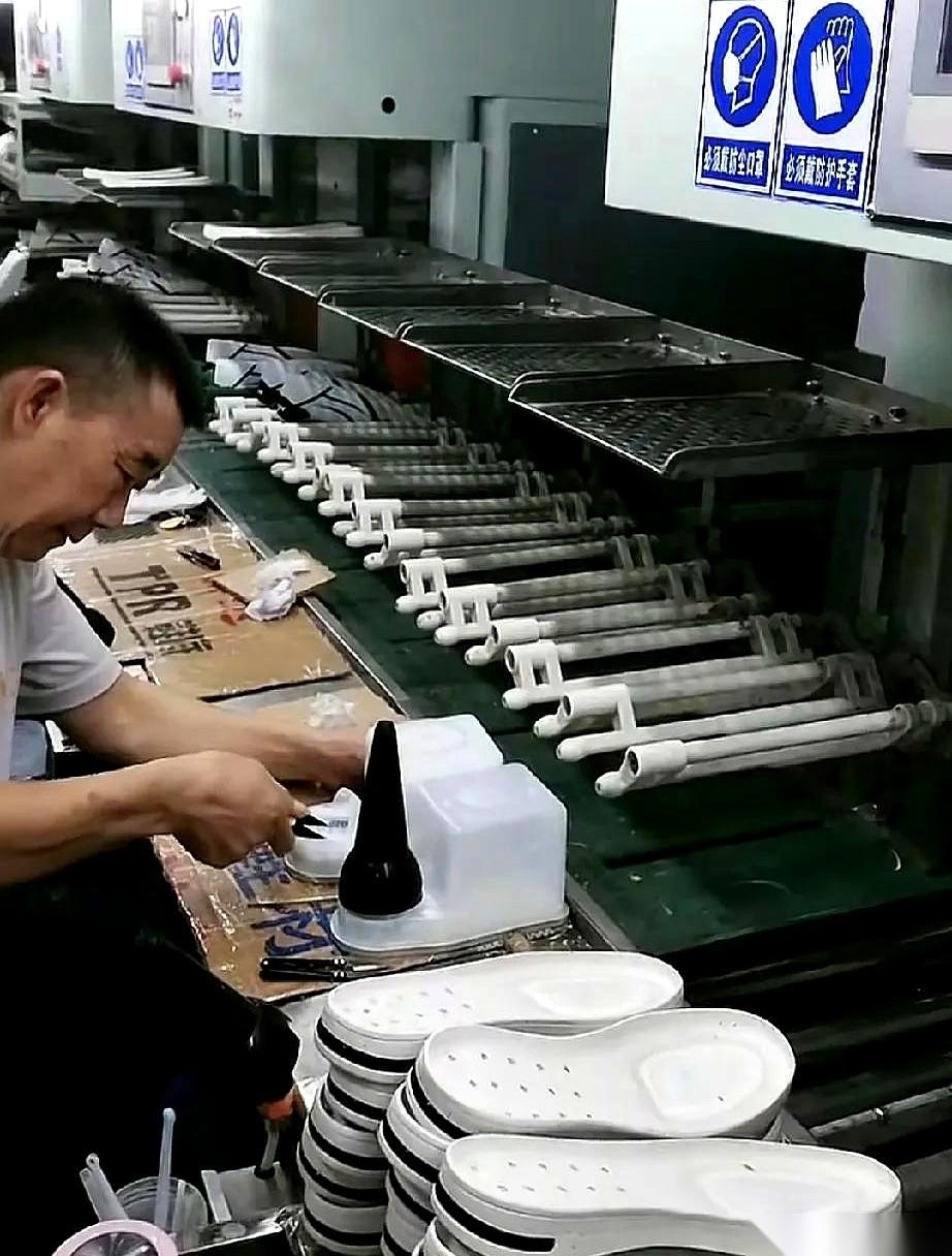 你脚上那双八百一千的运动鞋，成本多少？
说出来别吓到。
三十，五十块。顶天了。