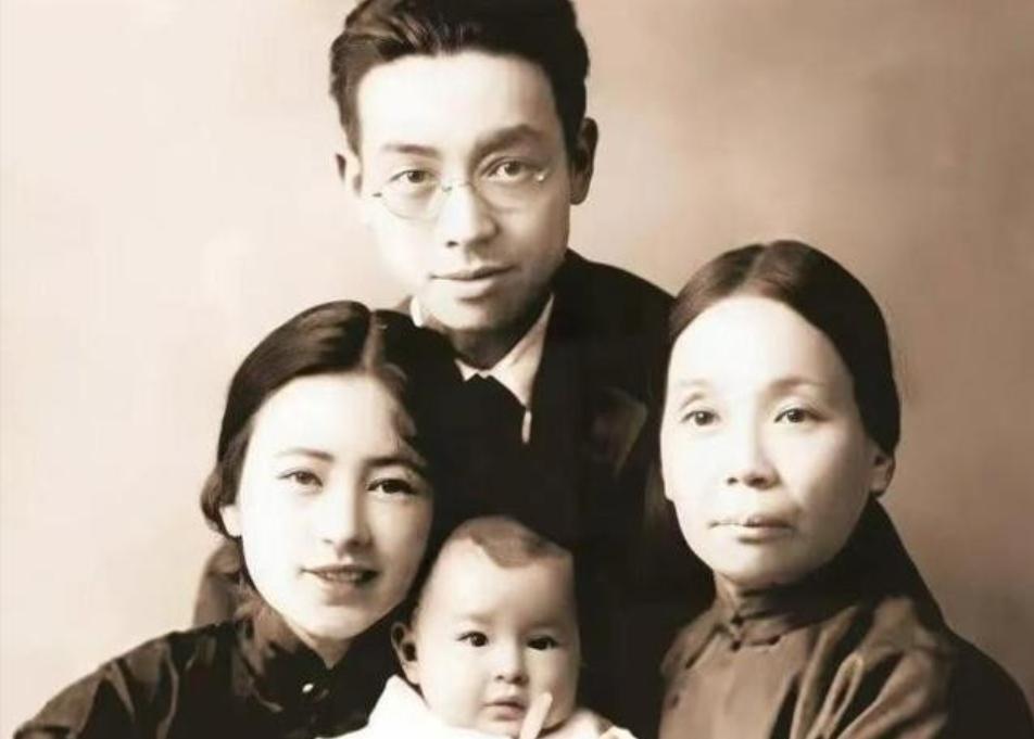 1903 年，30 岁事业有成的梁启超和 17 岁的黄花大闺女王桂荃同房，大汗淋