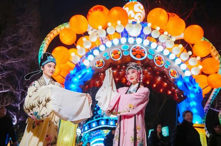 花灯，是镌刻着中国年味的传统符号。一盏盏流光溢彩的花灯不仅点亮街巷夜色，更成为激