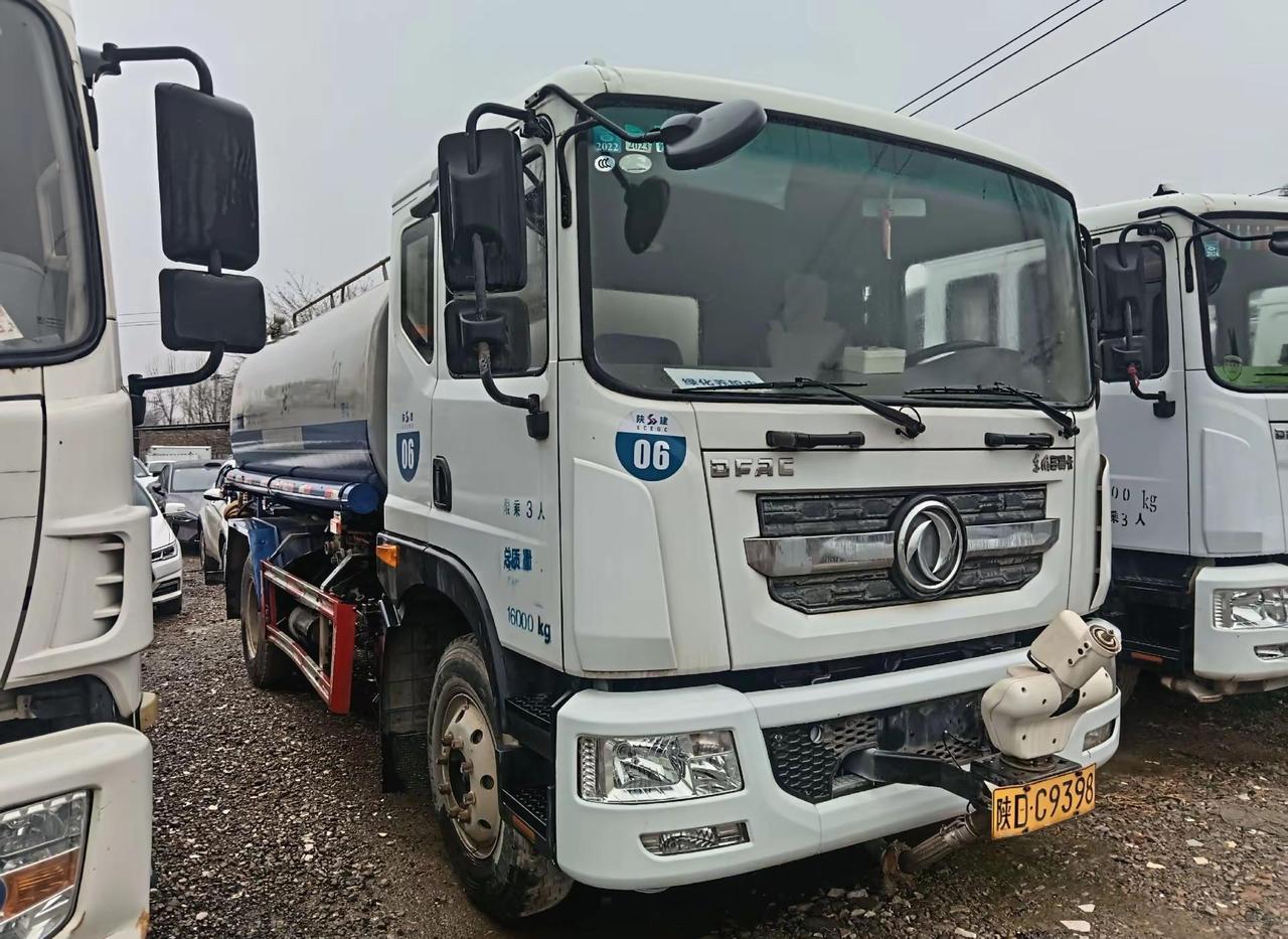 （东风洒水车“嘟”地轻响一声，后视镜晃了晃）哎呀，你就是那个陕汽德龙F3000的