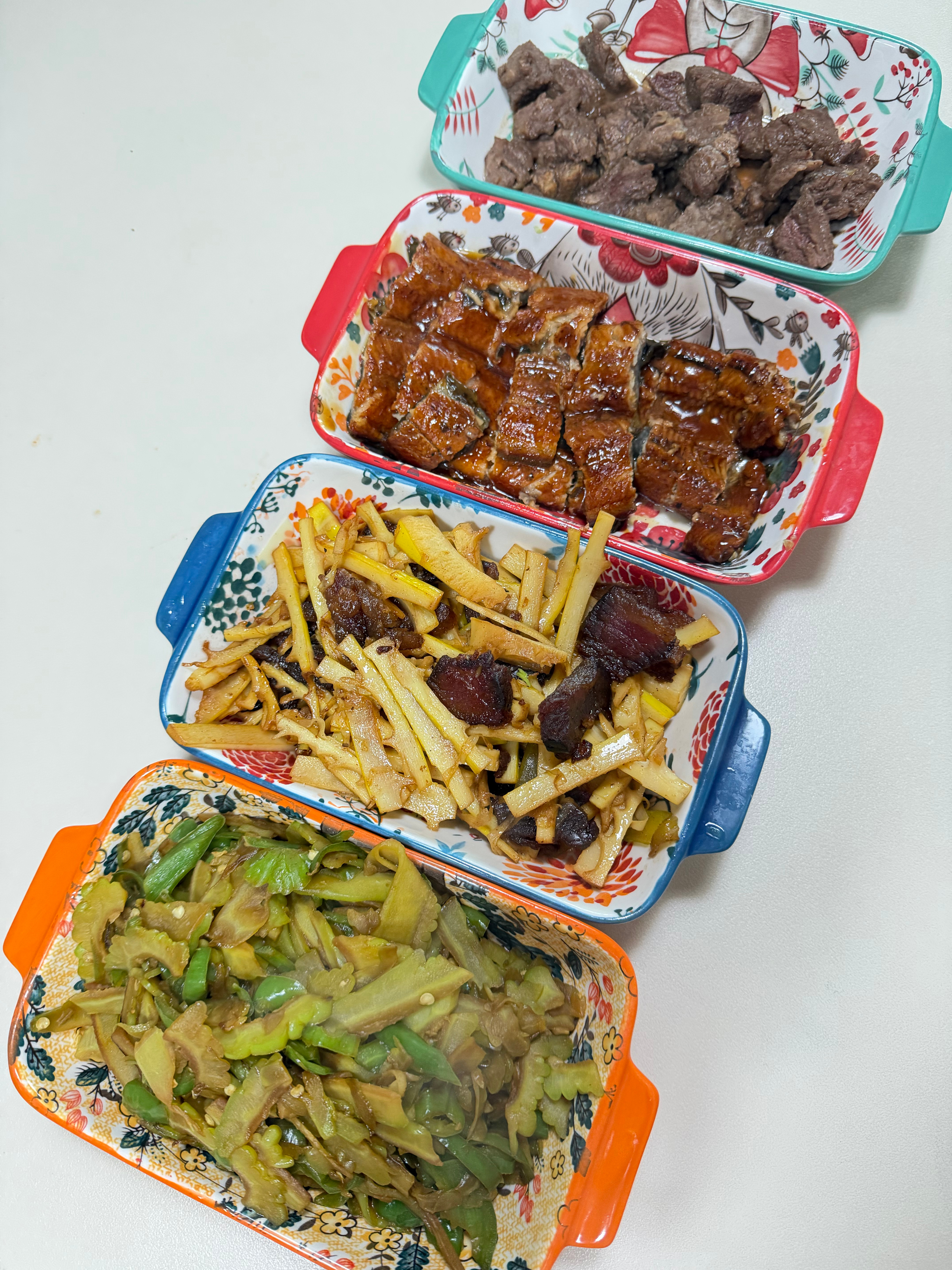 汤流产了就简单炒几个菜吧今日份晚餐🥣酱烤牛肉➕照烧鳗鱼➕竹笋炒腊肉➕辣椒炒苦瓜