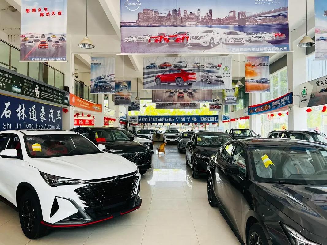 普通工薪家庭，今年千万别再贷款买车，而且一定要把购车预算往下压。
 
不知道你有