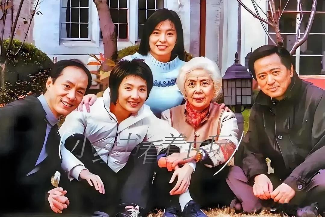左边的是演员冯远征icon，右边是赵有亮icon，后面中间的是王祖贤icon吗？