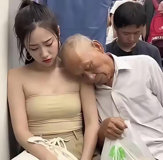 要说能装这大爷绝对是顶级的，导演没看中他演角色纯粹是埋没了人才，他在地铁上仍是靠