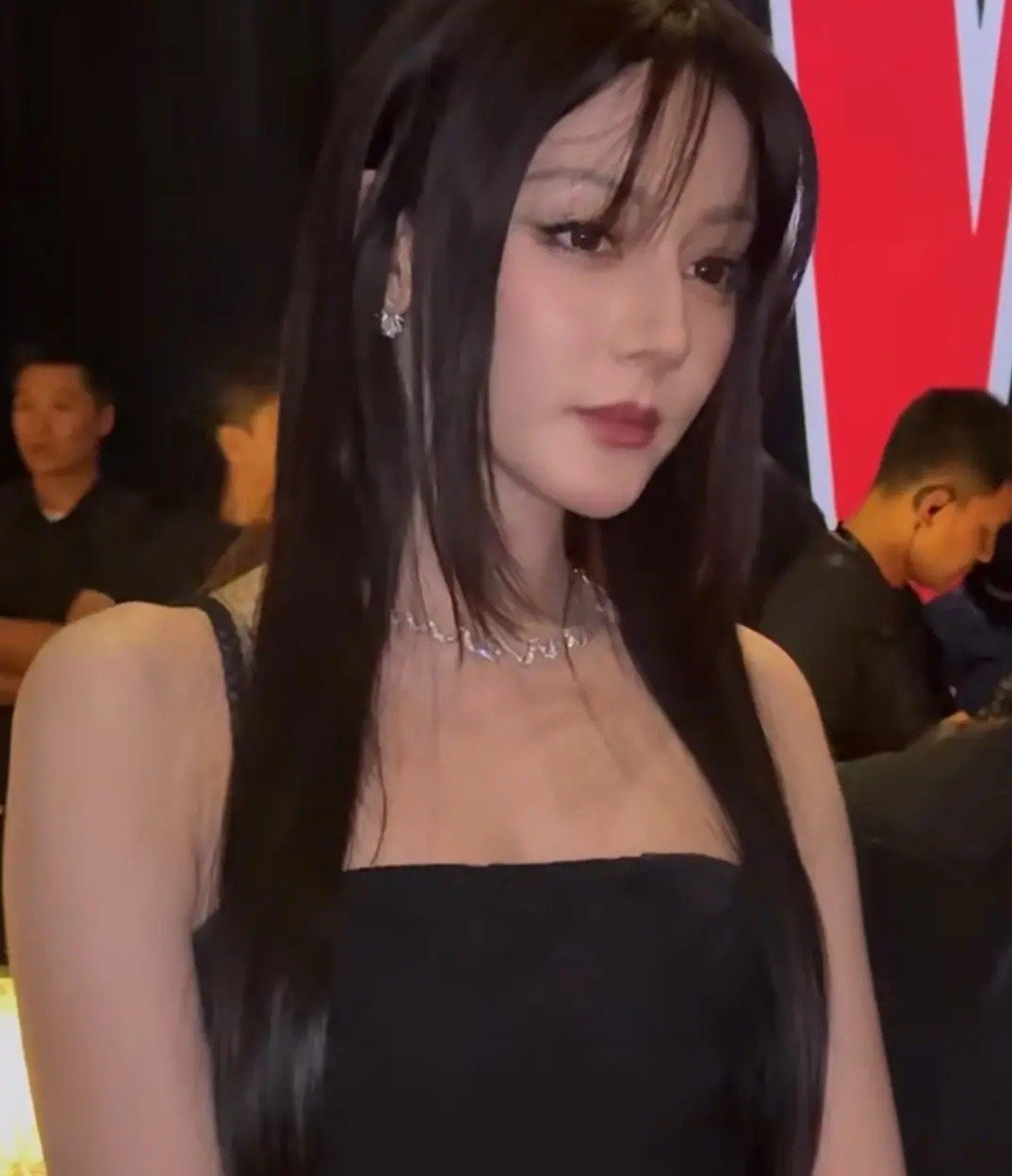迪丽热巴现在给人一种，保养很好的40+丫头教主的感觉 ​​​