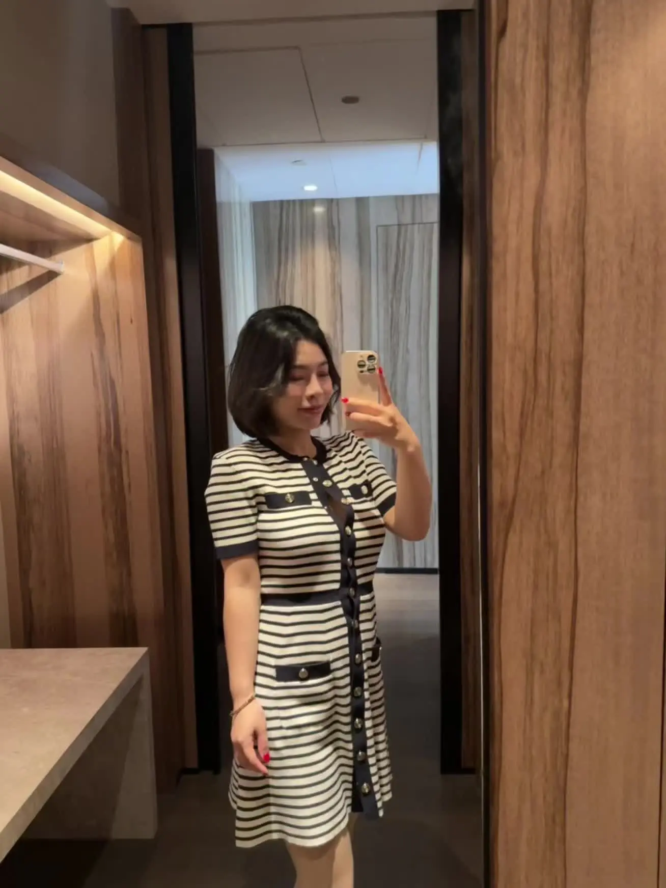 喜欢钱虽然听起来很现实，但是喜欢穷听起来像疯子。