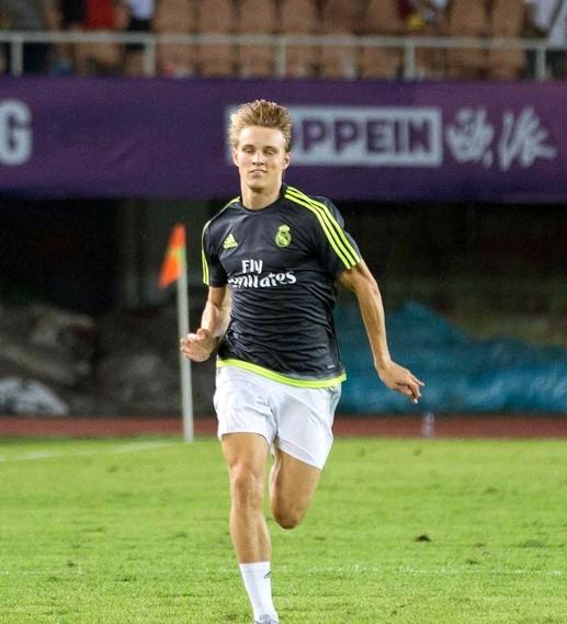 厄德高要是厉害，为啥身价一直掉呢？因为伤病是吗？可是上不了场再厉害有啥用呢？而且