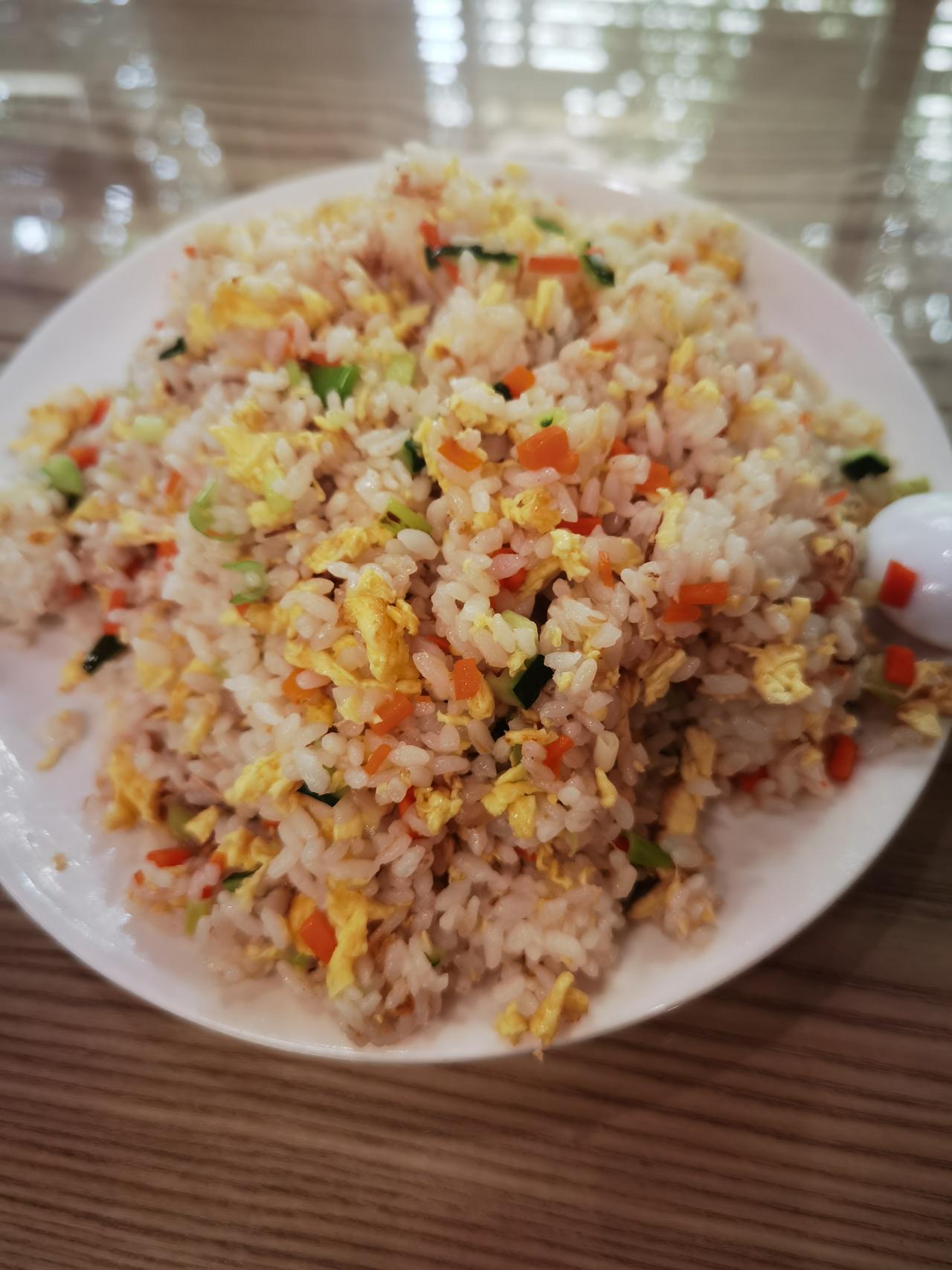 今天中午要了一份蛋炒饭，10元，好大一盘，以为吃不了，谁知看着手机不知不觉就都吃