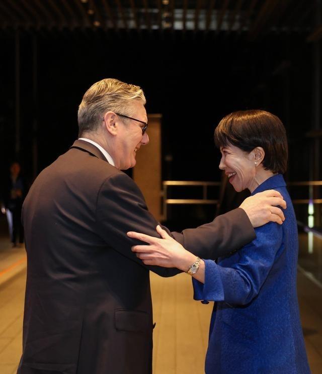 英国首相斯塔默发文说：“很高兴能在东京与高市早苗首相会面。我们的伙伴关系正为两国