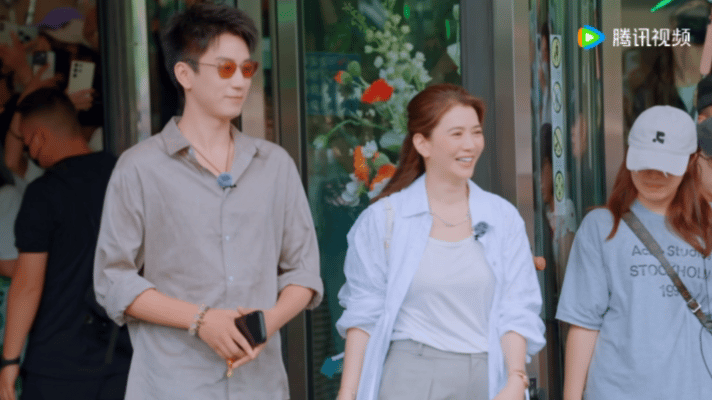 袁咏仪欣慰孟子义如今的成功众人手里都拿着一瓶可口可乐，袁咏仪和孟子义围坐闲谈昔日