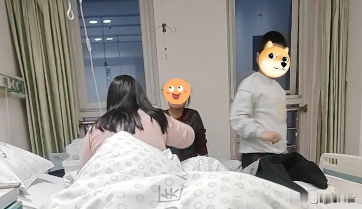 真羡慕这样的母女关系。

隔壁床的老师下班后赶过来挂水，她的妈妈提前带着外孙和晚