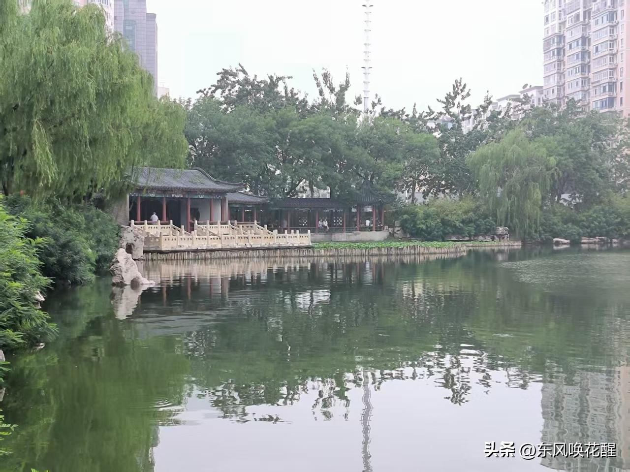 烟雨蒙蒙，绿意盎然，亭台楼阁，小桥流水，不是江南，胜似江南。
蒙蒙细雨中的人民公