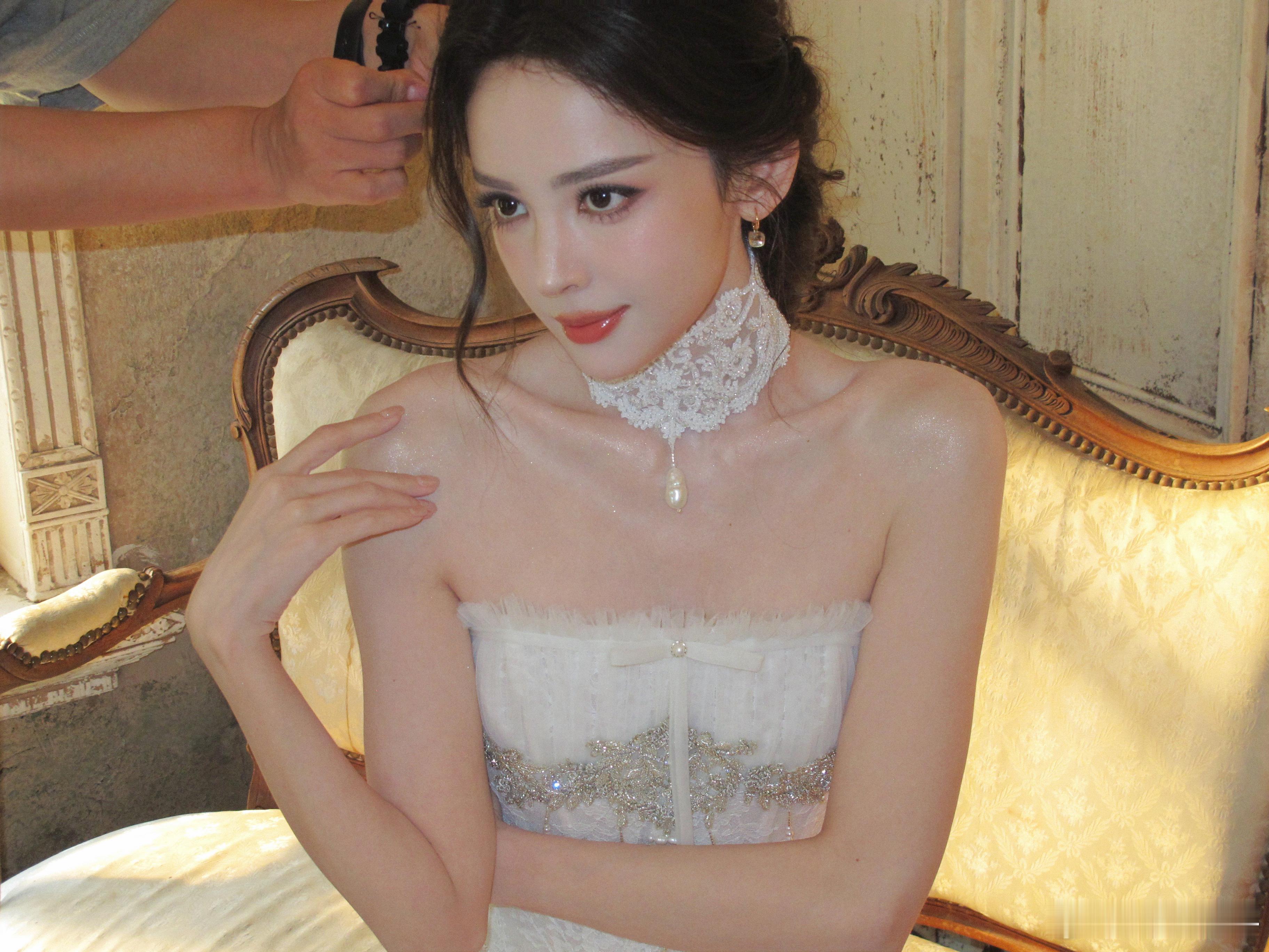 娜扎白月光礼服 褪去往日浓颜的张扬，这身纯白礼服让她瞬间化身清冷白月光。没有繁复