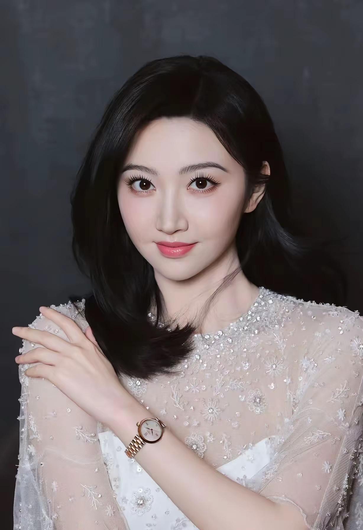 很喜欢的一个演员，不知道为啥总是遇人不贤，总是把她抖落得颜面无存。
好心疼，但愿