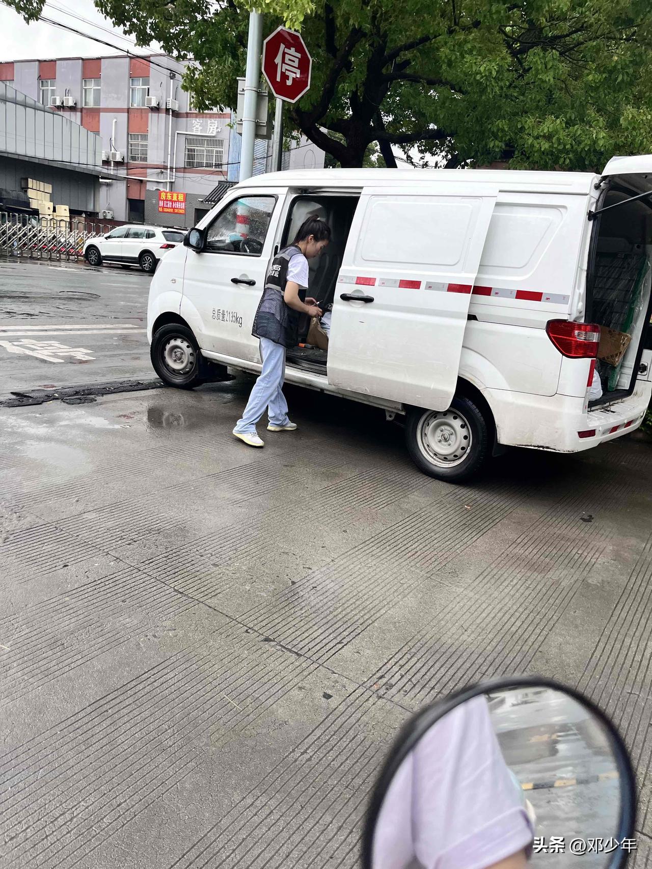 一个女生为什么要选择送快递，风吹雨打又日晒的，做个客服啊收银啊导购啊不比这强吗？