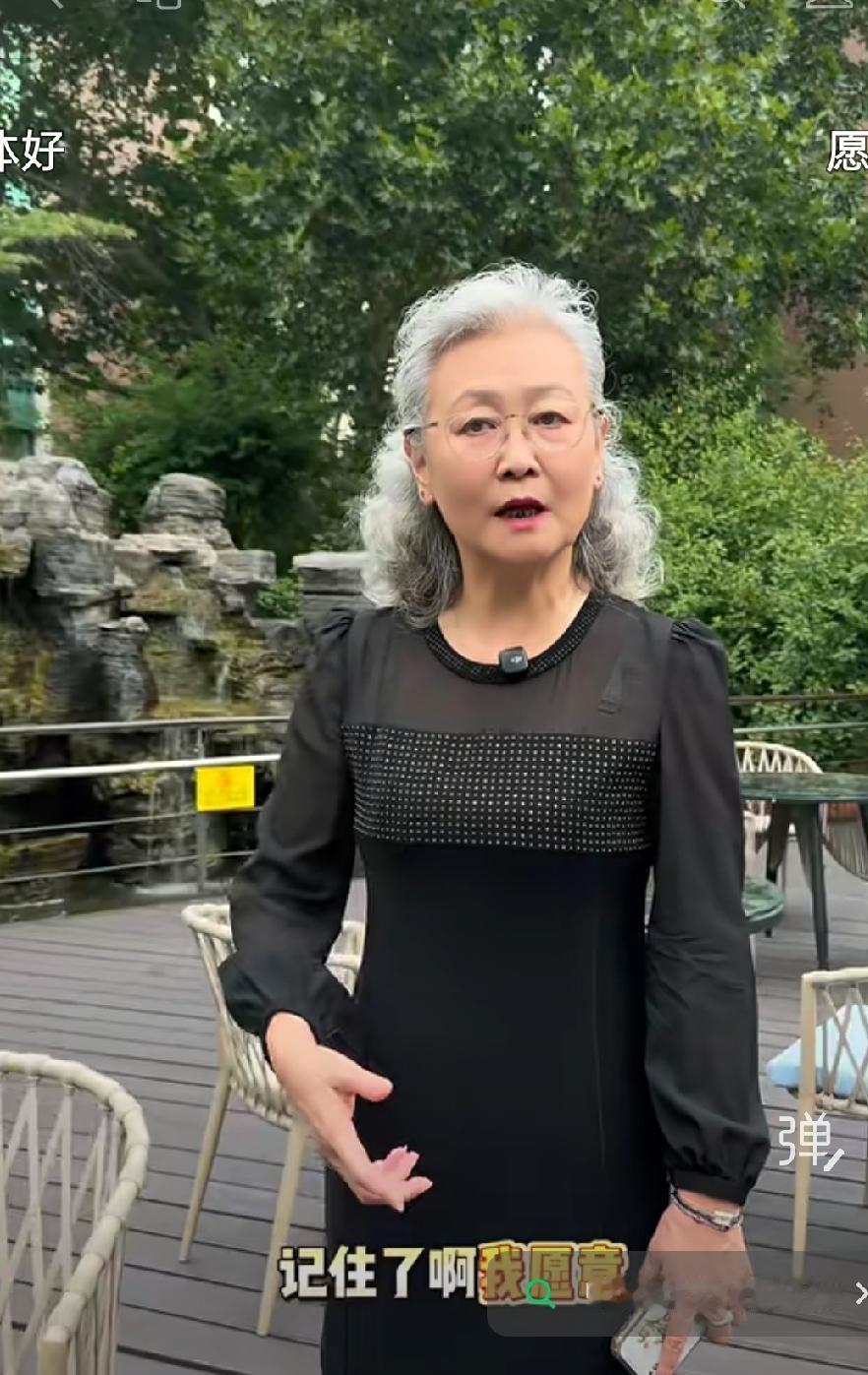 这姐们活得硬气，她说:我60多岁咋的？说我六十多穿得花里胡哨给谁看啊？爱谁看谁看