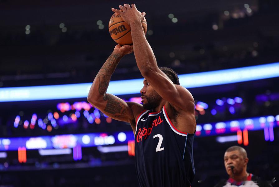 今天，快船新秀科比·桑德斯在连线帕森斯、路威和考辛斯时被问及新秀赛季趣事。科比·