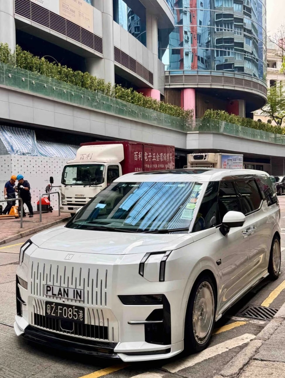 一线城市街头，MPV的格局基本是极氪009在取代掉埃尔法了极氪009 ​​​