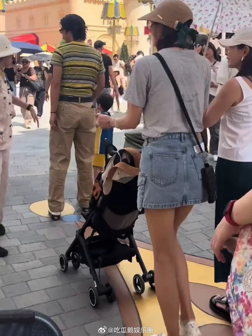 偶遇林志玲一家三口出游，状态少女不像50岁，老公负责抱娃好体贴！！！ ​​​