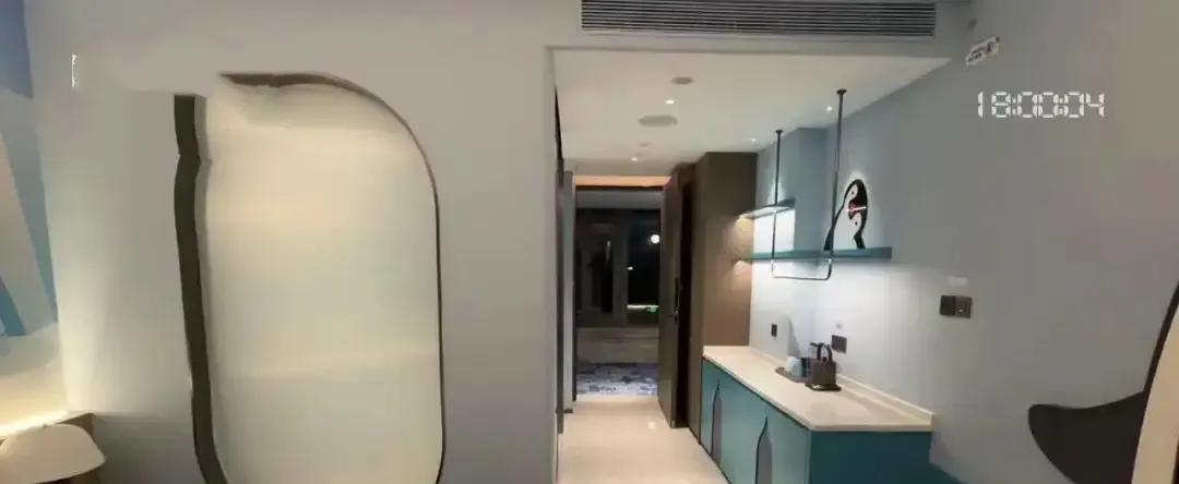 上海市民袁女士怎么也没想到，9月初带孩子入住上海金桥海昌企鹅万信酒店，竟成了一场