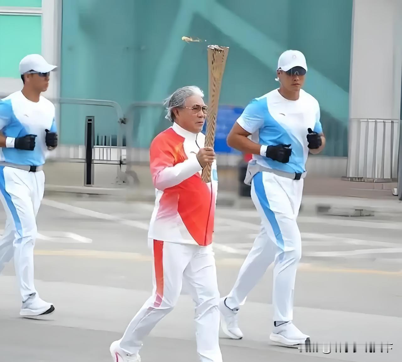 79岁高龄
这才真正的豪门
79岁霍震霆担任全运会火炬手，

外表普通却散发贵气