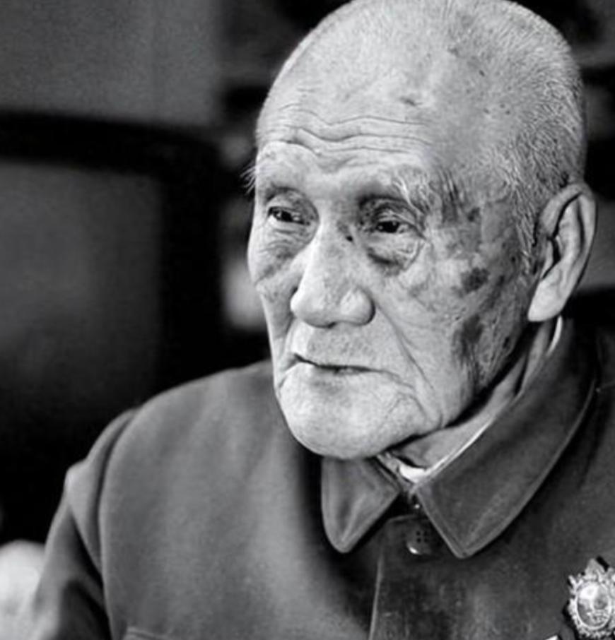 1941年 延安 ， 毛主席去食堂时，一个人拎着削尖的木棍朝毛主席后脑勺刺去，千