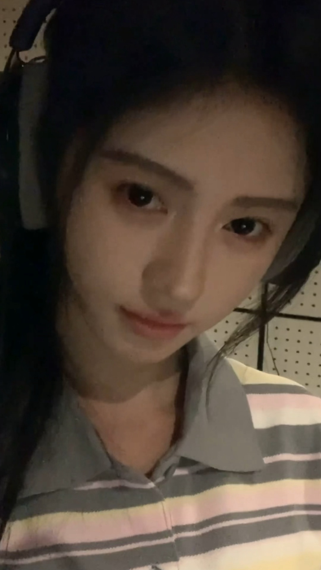 这个小橘咋这么这么萌呀……灯光晃到眼睛了小表情皱巴巴的好可爱是在录什么新歌吗鞠婧