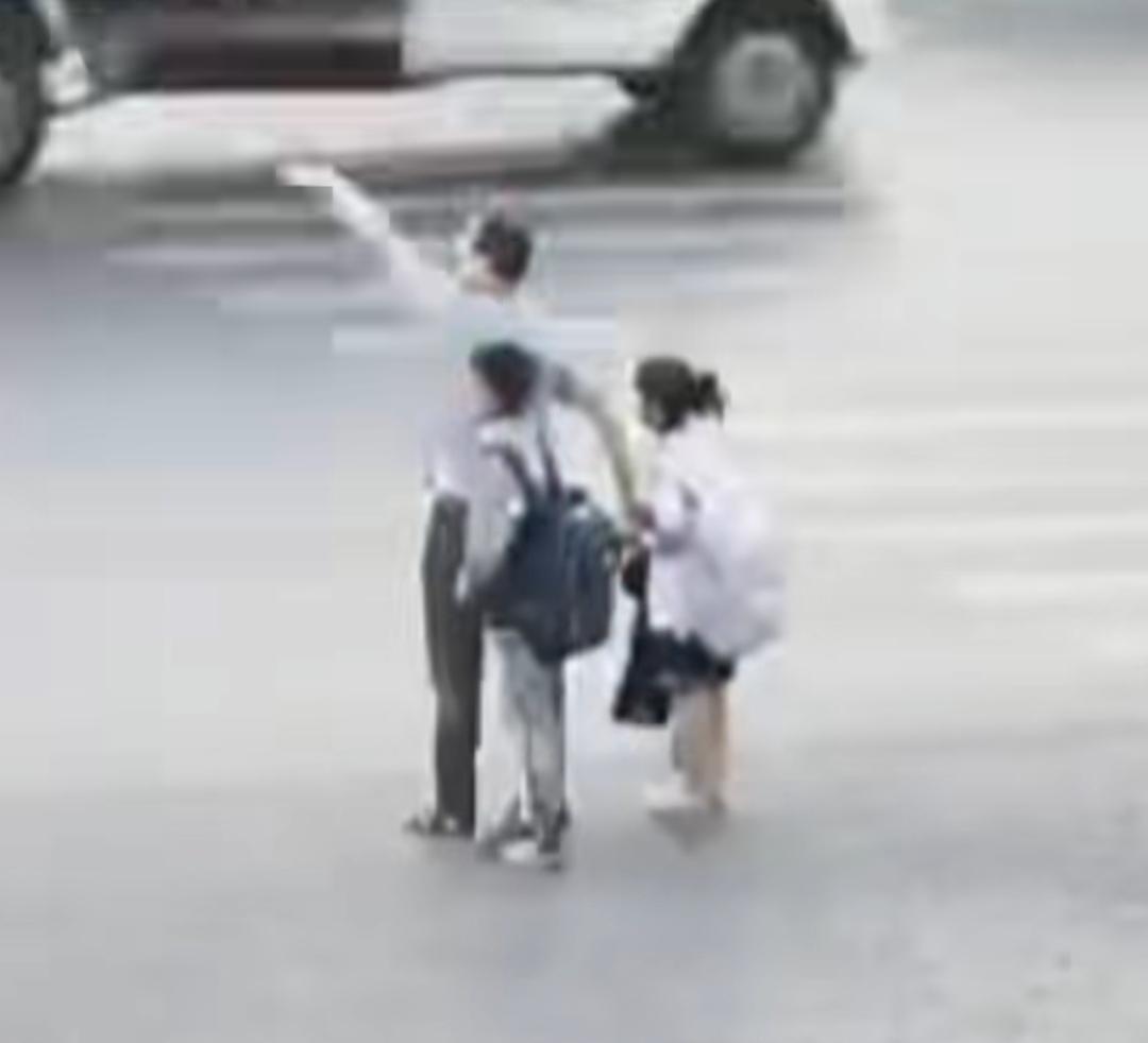 浙江海宁的街头，一对兄妹在放学途中坐错了公交，迷失在陌生的路口。车流穿梭，天色渐