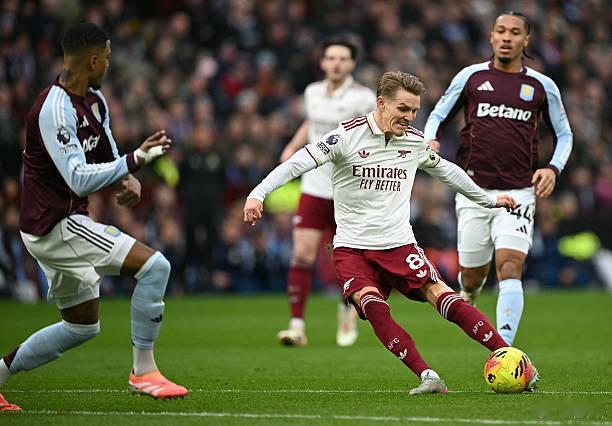 阿斯顿维拉vs阿森纳 第14分钟，厄德高获得反击机会，他陷入重围，感觉自己突破的