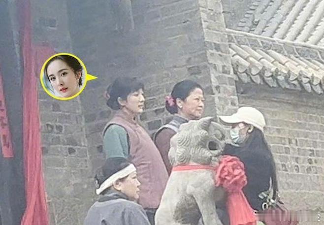 #杨幂村妇造型路透# 拍的是怀孕戏份吧！刘亦菲也拍过这种农妇的角色[爱慕] ​​