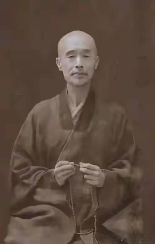 广洽法师推开天津老宅那扇木门的时候，李端正扶着墙从里屋往外挪。中风留下的后遗症让