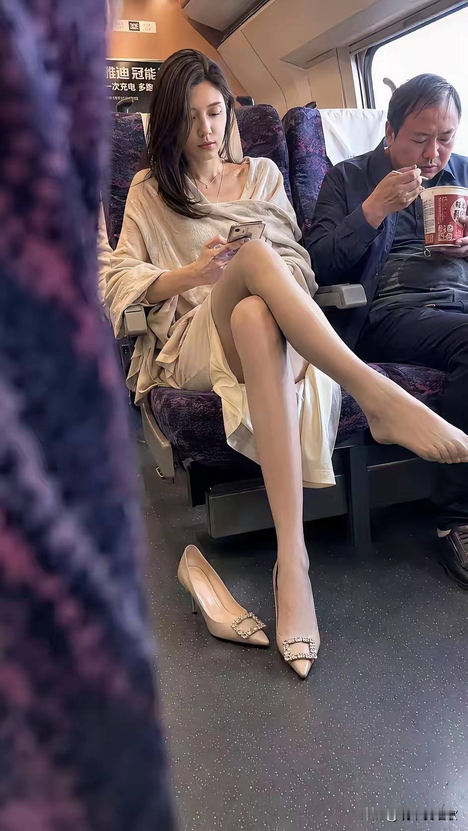 高铁上，大哥吃方便面的味影响到了旁边女的，女的估计脱了鞋子，放脚气过去干扰大哥吃