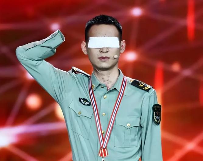 网上有人给杜富国算了笔账：月津贴3万2，国家分了180平的房子，水电燃气全免。这