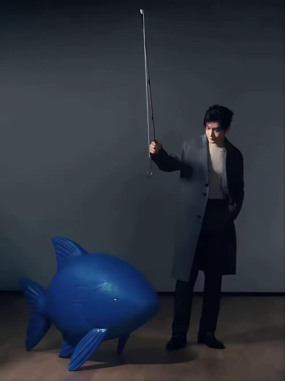 你们还记得吗？黄晓明那张惹争议的鱼钩图，直到现在想起来都觉得膈应！
 
别觉得娱