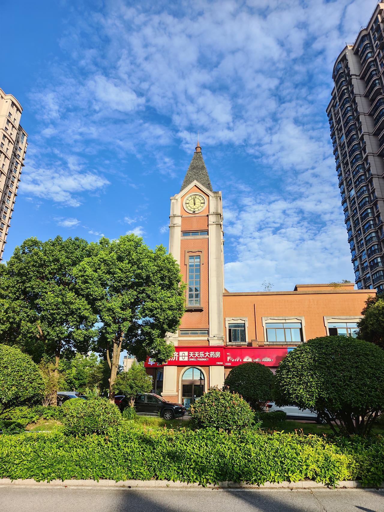 我要吹着最自由的风
像一束光穿透云层
张开双手拥抱天空
从此不问何去何从