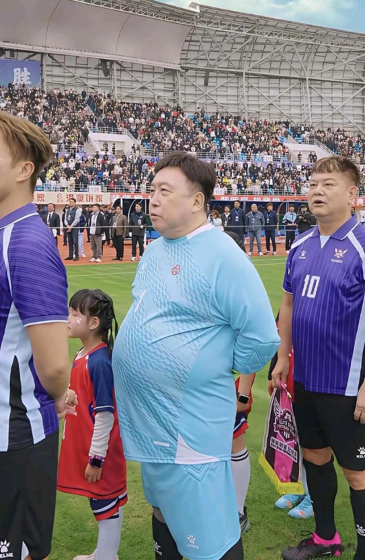 这位穿着一身浅蓝球服的男士，你是不是看起来有点眼熟？他这是去参加活动，还是去踢足