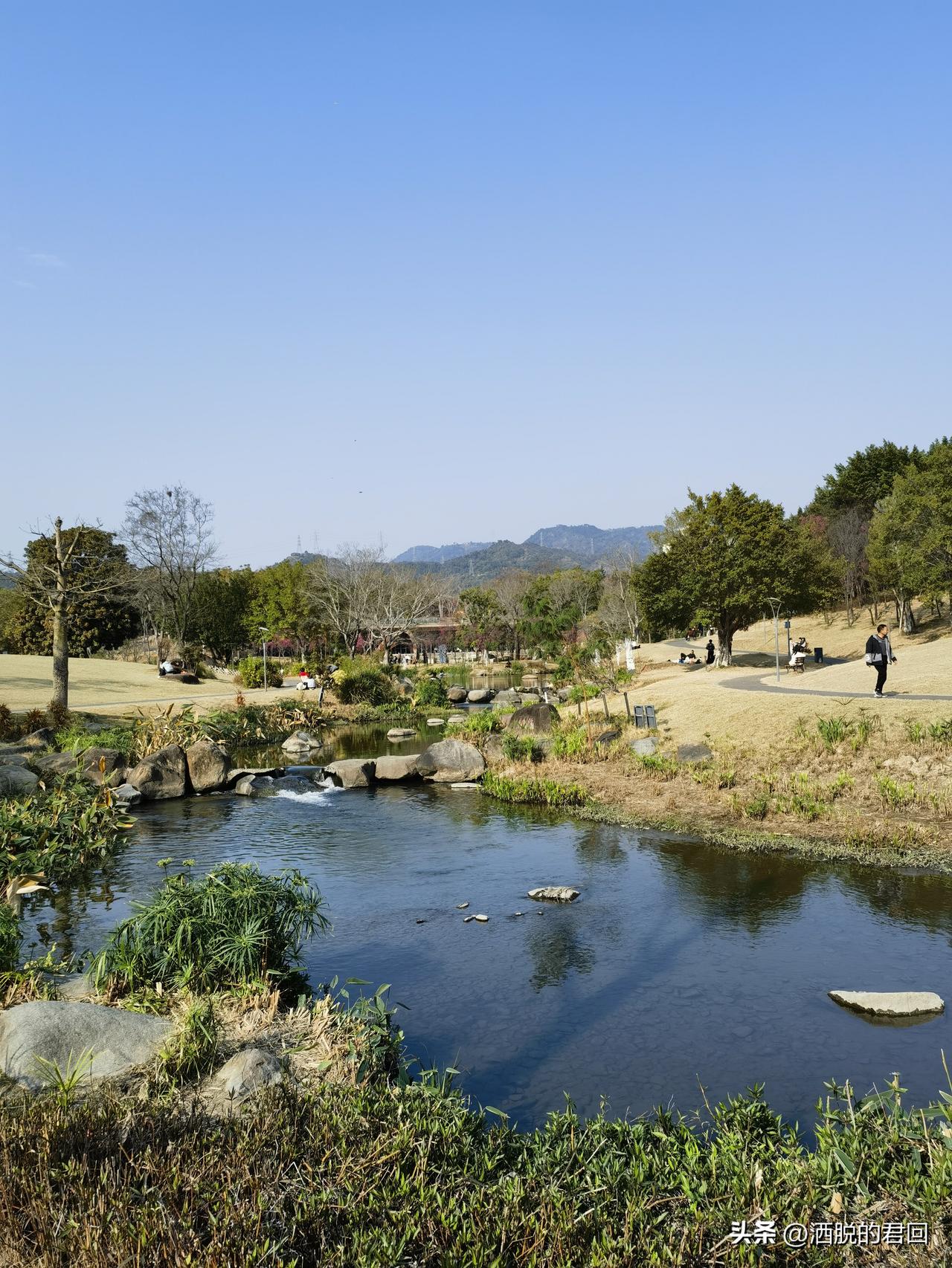 人生如同一列车，
每一站有人上车，有人下车，
没有人可以陪你到终点。
人和人都是