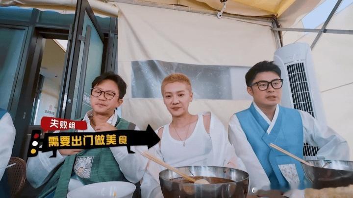 鹿晗吃晕碳了鹿晗寸头工字背心哈哈哈哈哈 鹿晗吃完冷面就呆住了，完全晕碳状态，眼神