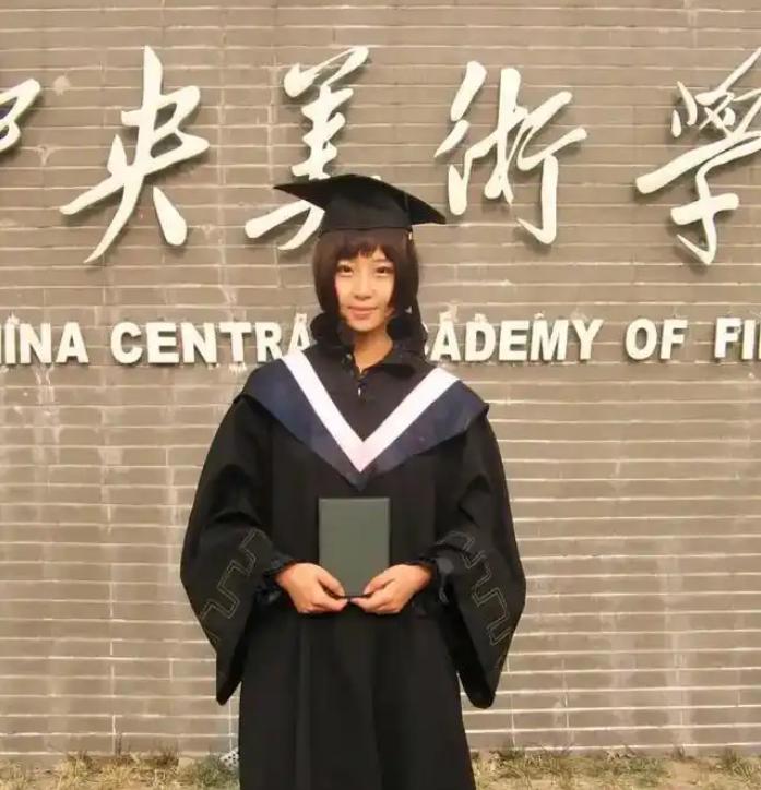 真是人不可貌相！
这个叫丁苗的女孩子，
是中央美术学院的毕业生，
关键她不是体育