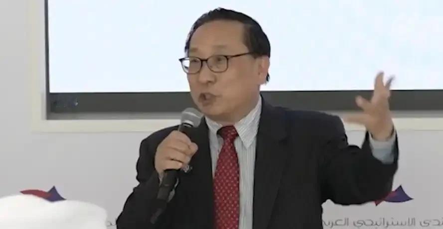 黄岩岛，中国海警在潟湖口子上挂了道浮栏，没炸没吵，但菲律宾船再没敢硬闯。
201