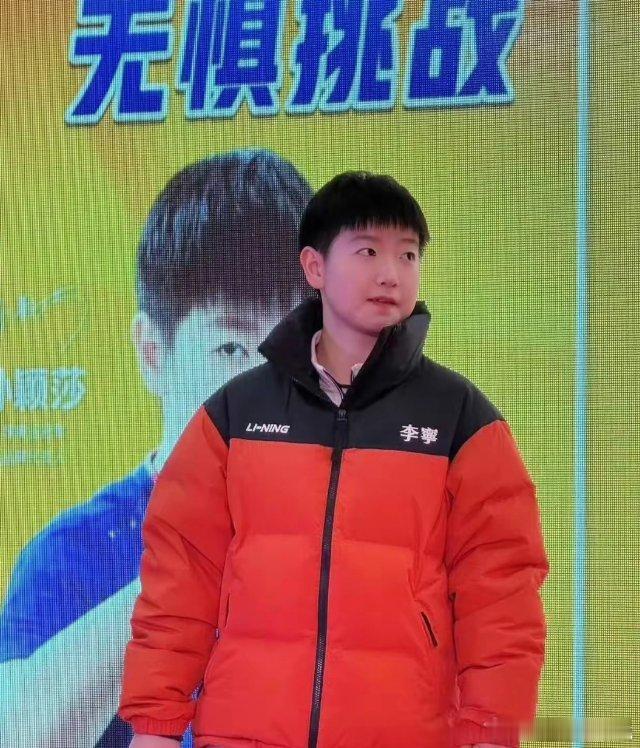 笑不活了[允悲][允悲]今天出席“汰渍”宣传活动的小莎，穿的仿佛一个小莎糖橘。行