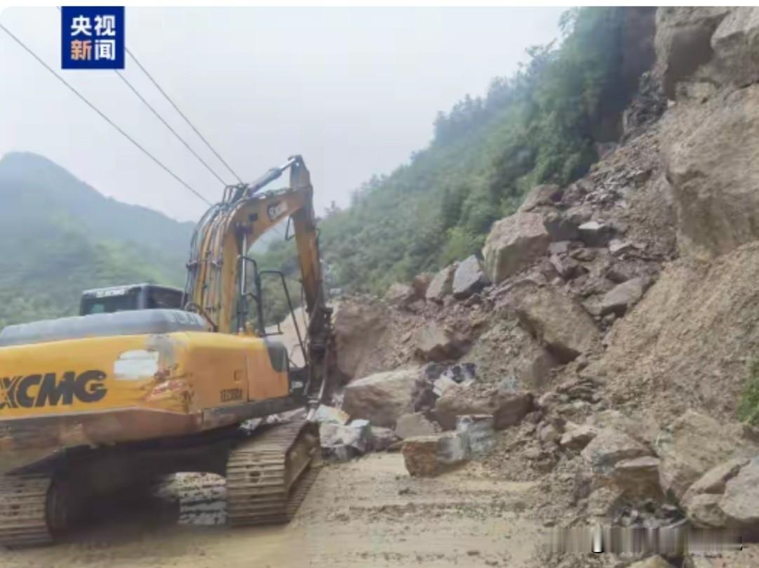 各位，我直接说重点

今天（8月12日）刷到湖北保康S468省道稻场坪段山体垮塌
