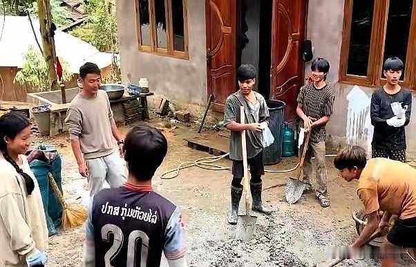 老挝边境两位离异带娃男创业PK，小杨总稳了大山难翻身?

两个男人，两条路，一个