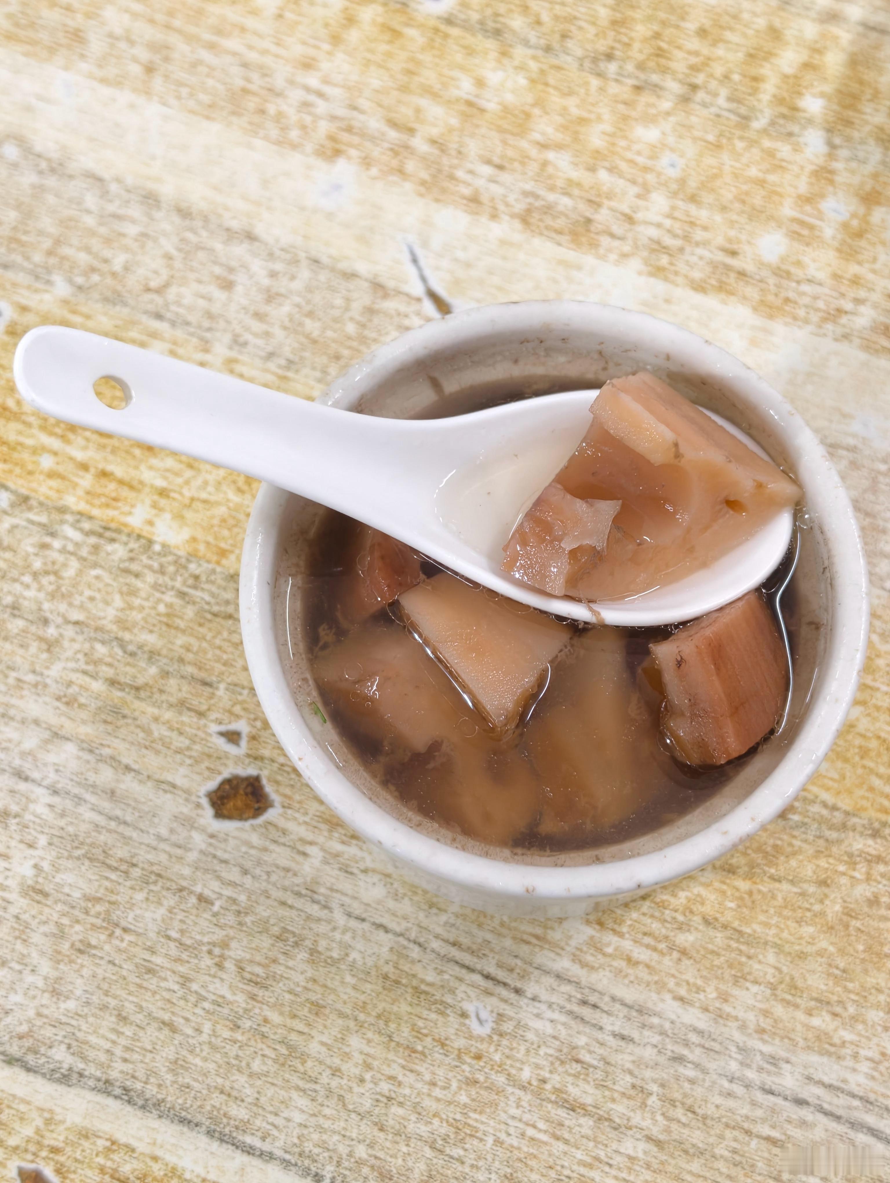 煎饺，老板看见我很惊讶“你还没离开呀”，我说揭阳太好了，嗯。还没走。他说对哦，应