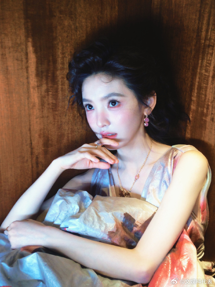 章若楠仙女塑章若楠打翻仲夏夜的调色板 把仲夏夜的诗意与色彩穿在身上，章若楠全新造