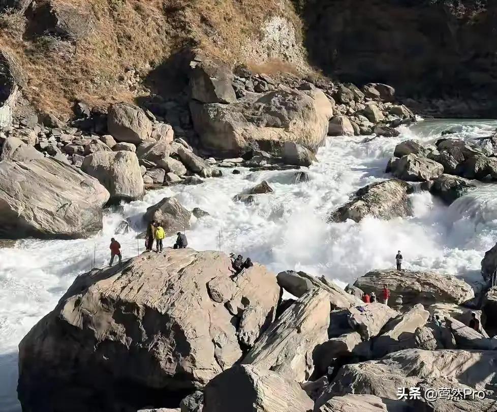 云南虎跳峡悲剧落幕，遗体被找到，家属却被迫放弃打捞。水面下这种致命机关，断送了多